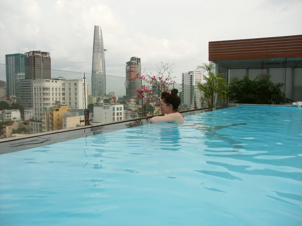 Grand Silverland Hotel Pool am Dach. Vietnam.