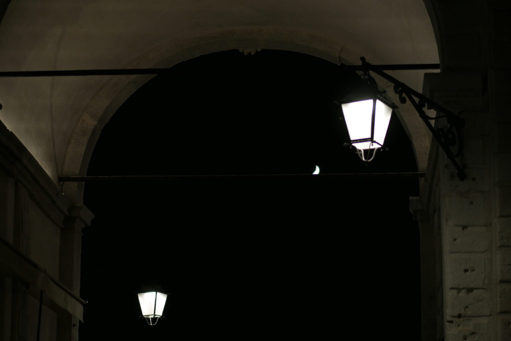 Rialto Brücke bei Nacht mit Mond und Laternen