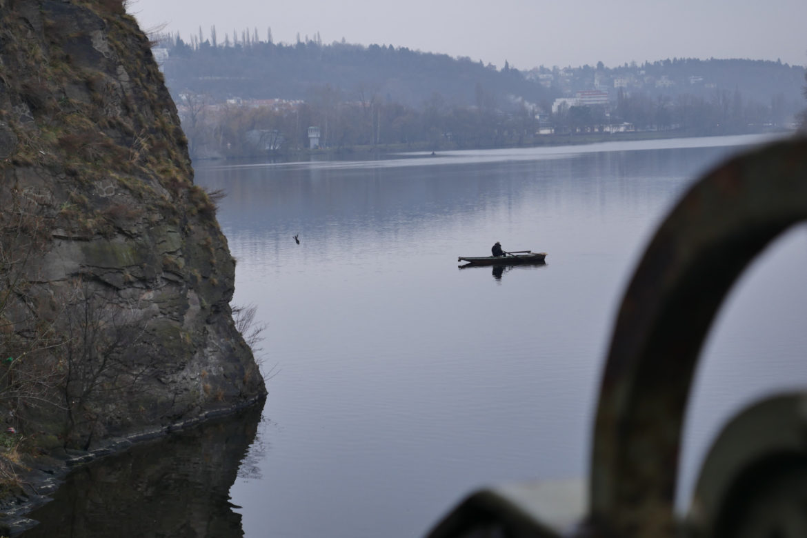 Ein Fischer auf der Moldau in Prag im November.