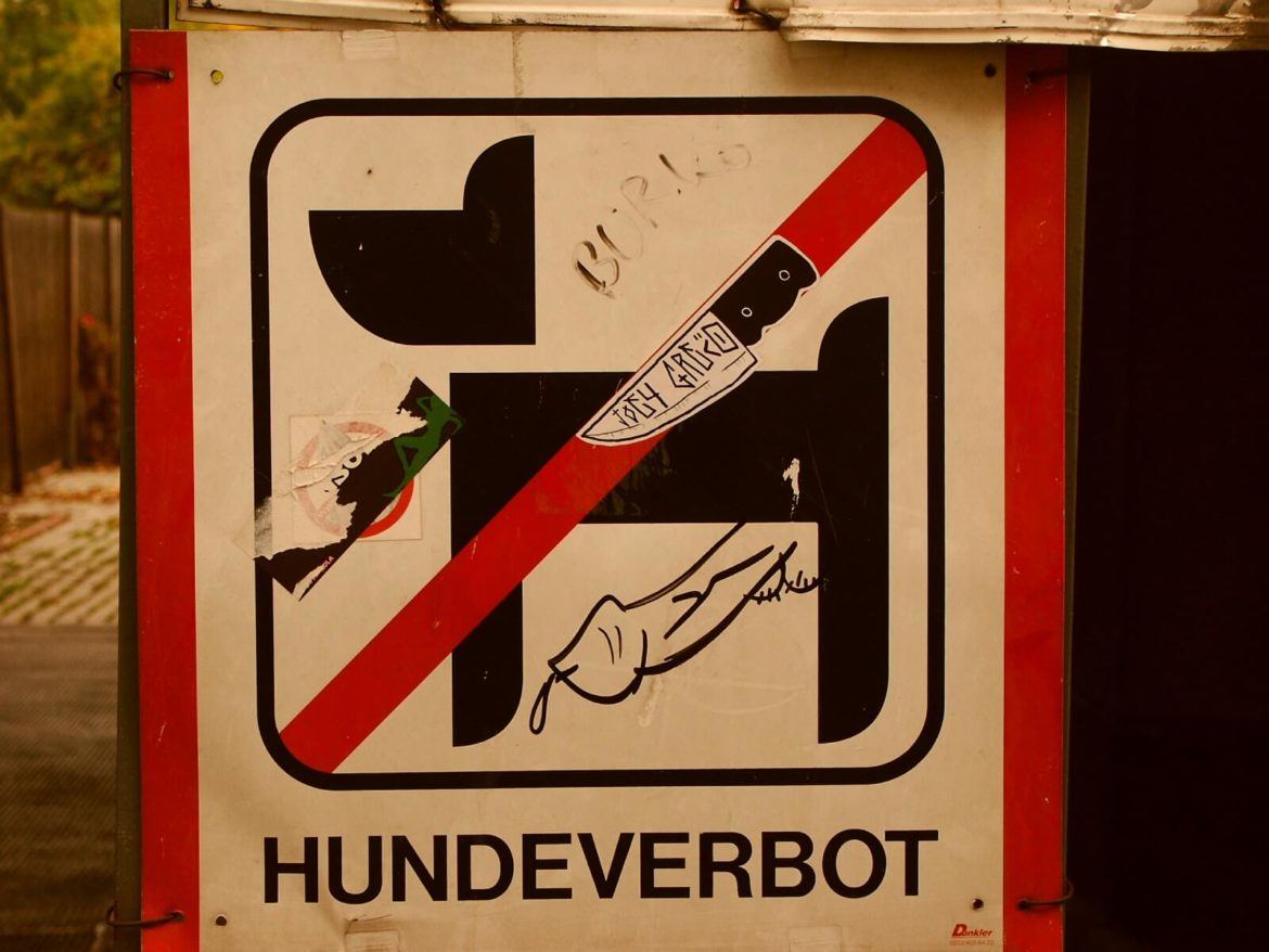 Hundeverbotsschild mit dazugemalten Penis.