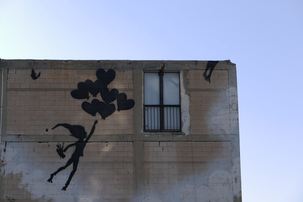 Fliegender Peter Pan Graffiti auf einem Gebäude in Tel Aviv