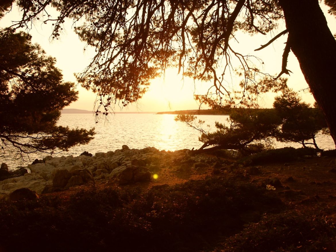 Sonnenuntergang auf der Liebesinsel Frkanj auf Rab in Kroatien