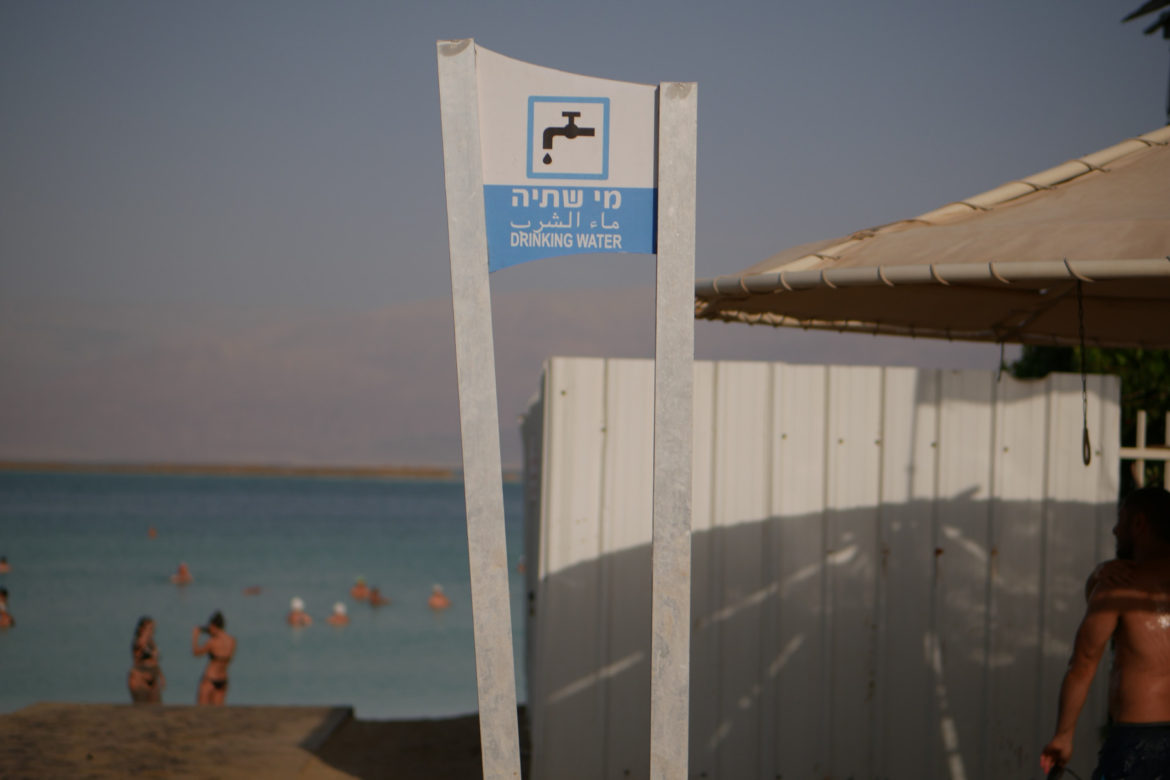 Duschen am Toten Meer und ein drinking water Schild