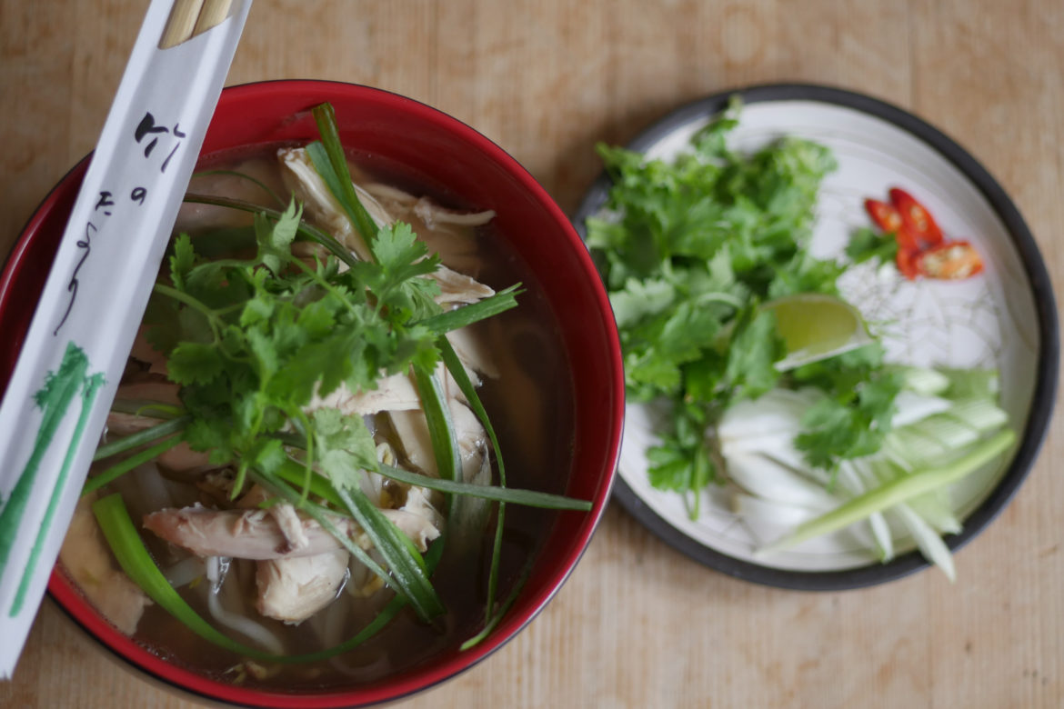 Unsere Pho. Vietnamesiche Hühnersuppe mit Koriander, Frühlingszwiebel und Chili.