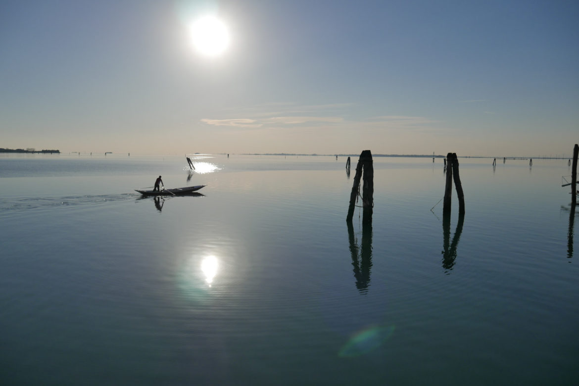 Ruderboot in der Lagune bei Sonnenschein. Giudecca.
