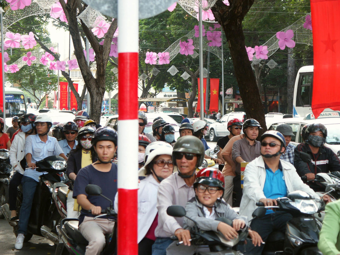 Vietnam Reisebericht. Sehr viele Motorradfahrer auf der Straße.