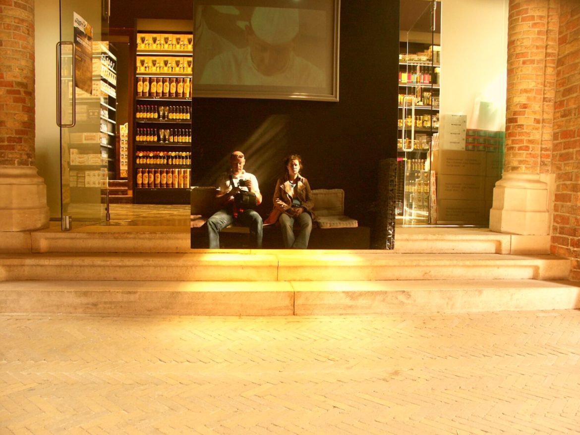 Zwei Menschen sitzen auf einer Bank