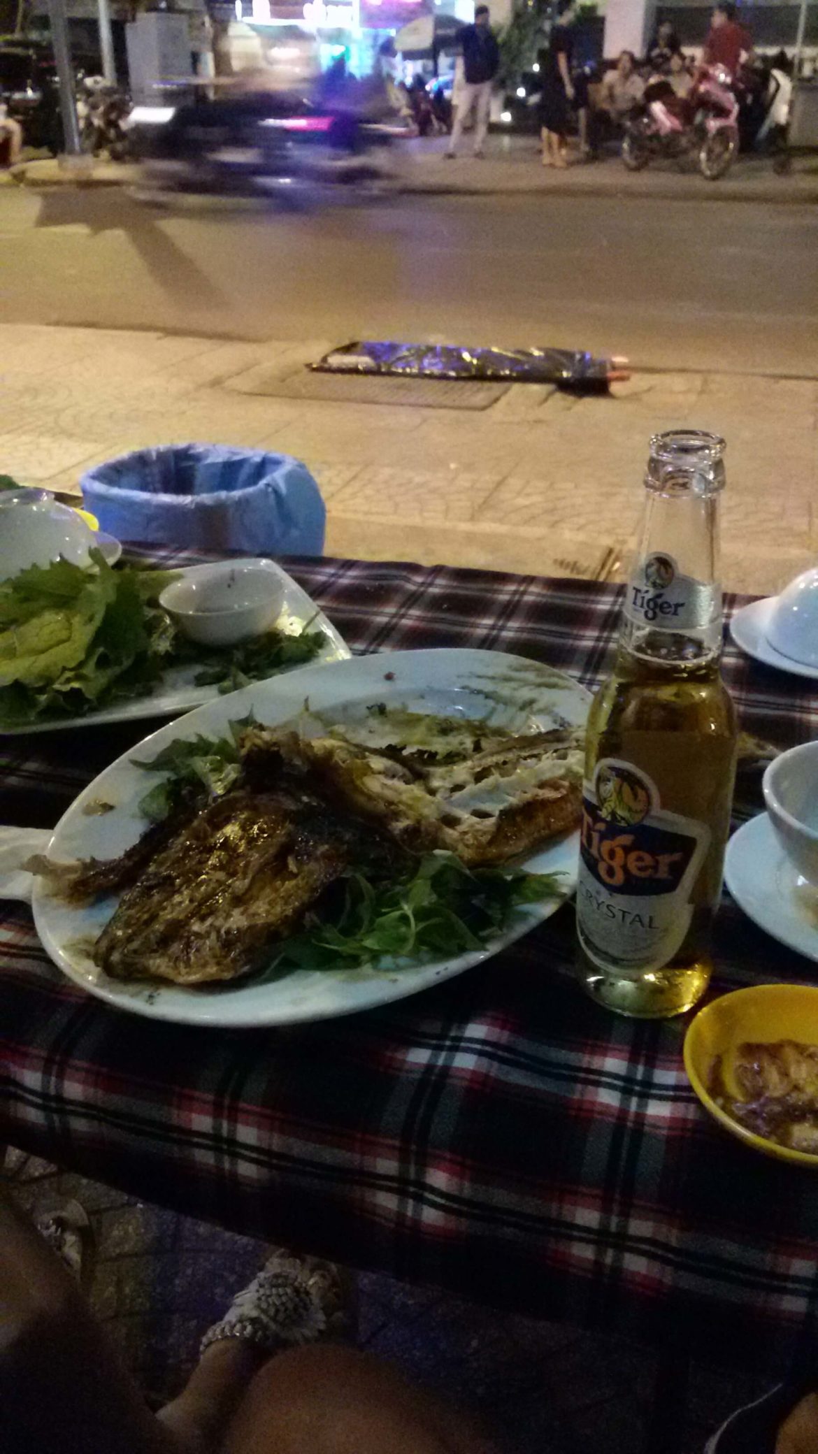 Ein Bürohengst in Vietnam. Straßenküche. Kuhfisch und Tiger Bier.