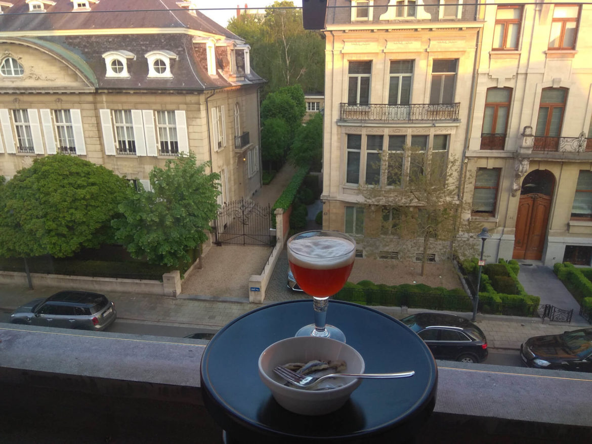 Snack am Balkon Antwerpen. Bier und Sardellen.