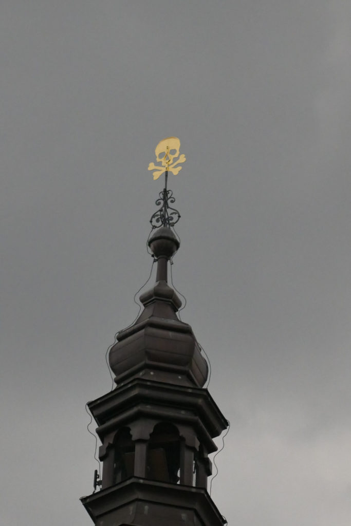 Goldener Totenkopf auf Kirchenturm, Sedletz-Ossarium. Kutna Hora