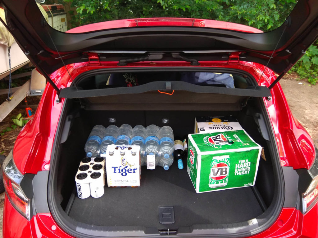 Toyota Kofferraum voll mit Bier und Wasser