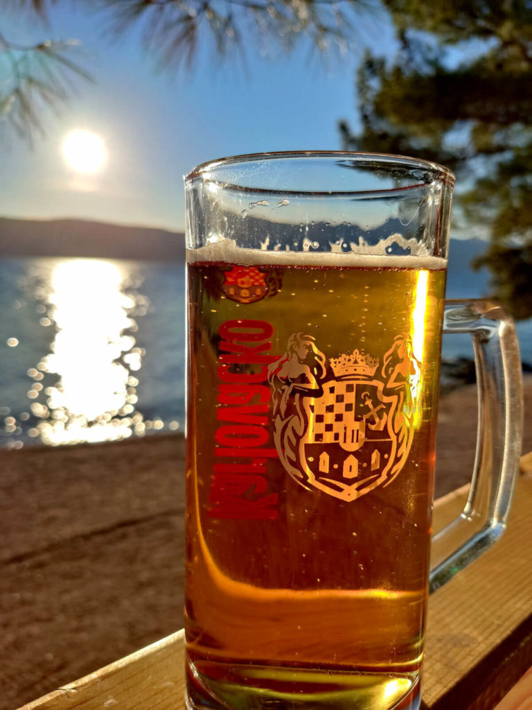 Bier Karlovacko bei Sonnenuntergang. Krk, Kroatien.