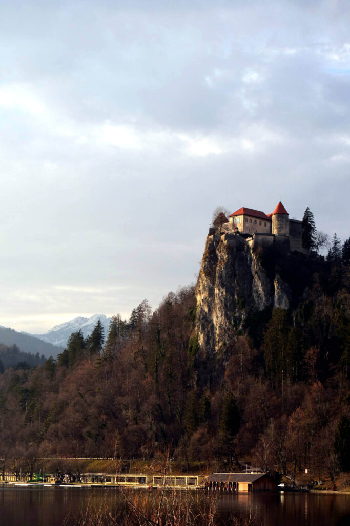 Burg Bled bei Sonnenuntergang im Winter