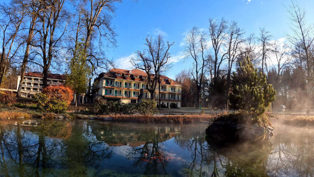 Blick vom Teich auf den Josefinenhof in Warmbad Villach