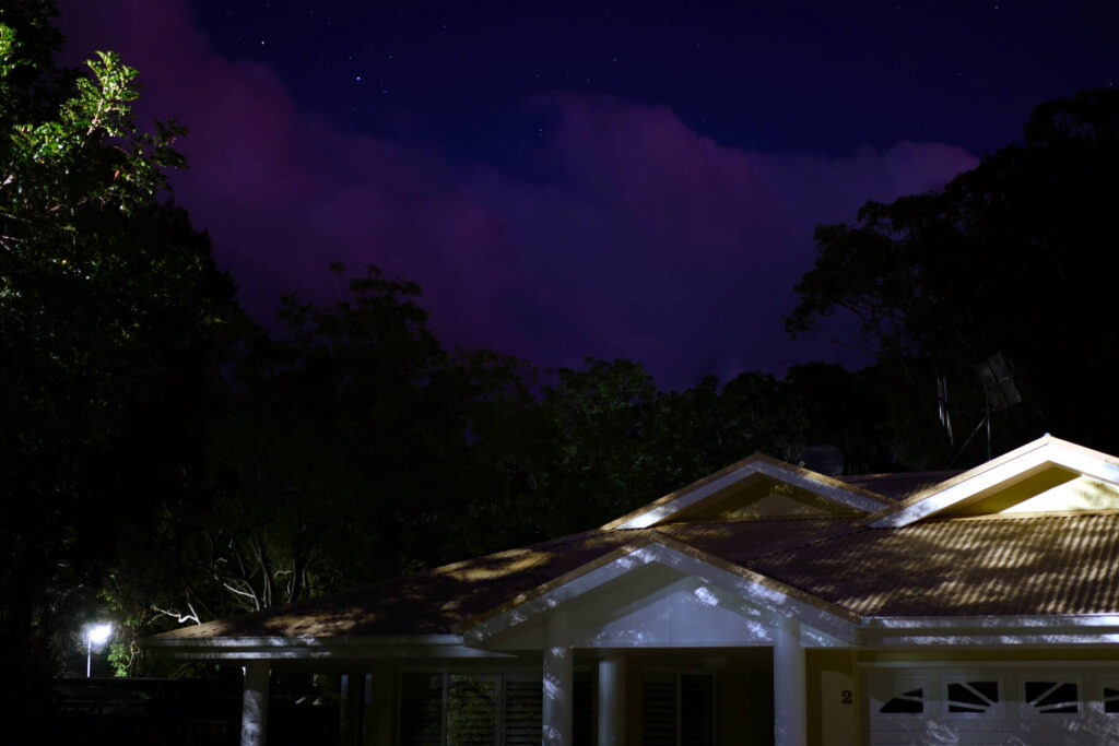 Liler Abendhimmel über Pacific Palms Caravan Park, NSW Australien