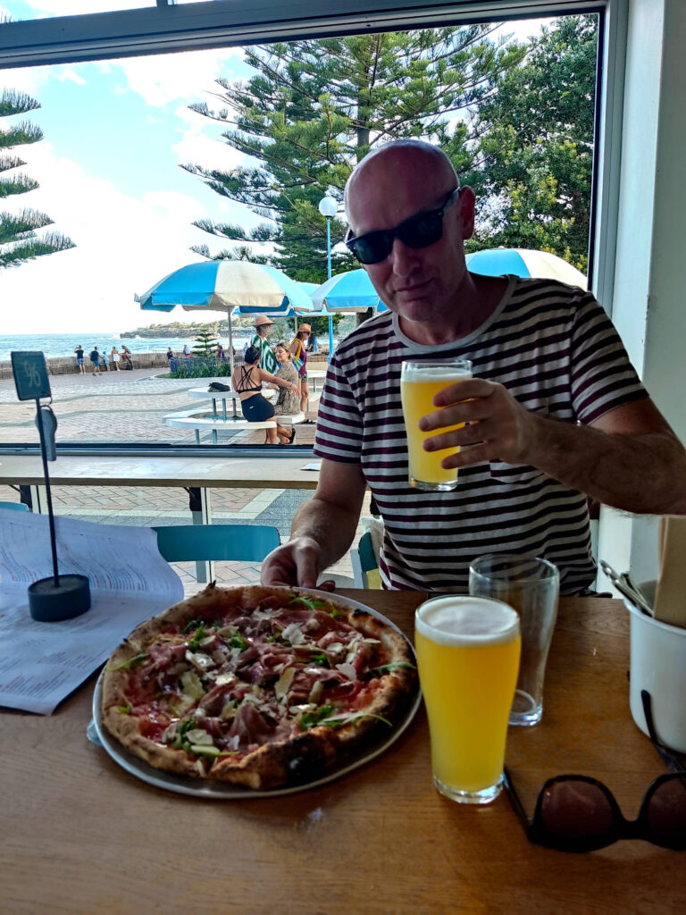 Pizza und Bier im Pavilion Coogee Beach Sydney