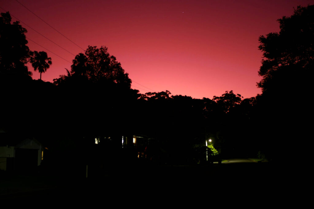 Roter Abendhimmel über Pacific Palms Caravan Park, NSW Australien