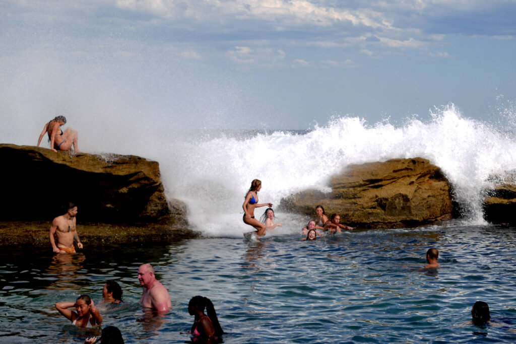 Spass im natürlichen Meeresschwimmbecken in Coogee Beach, Sydney