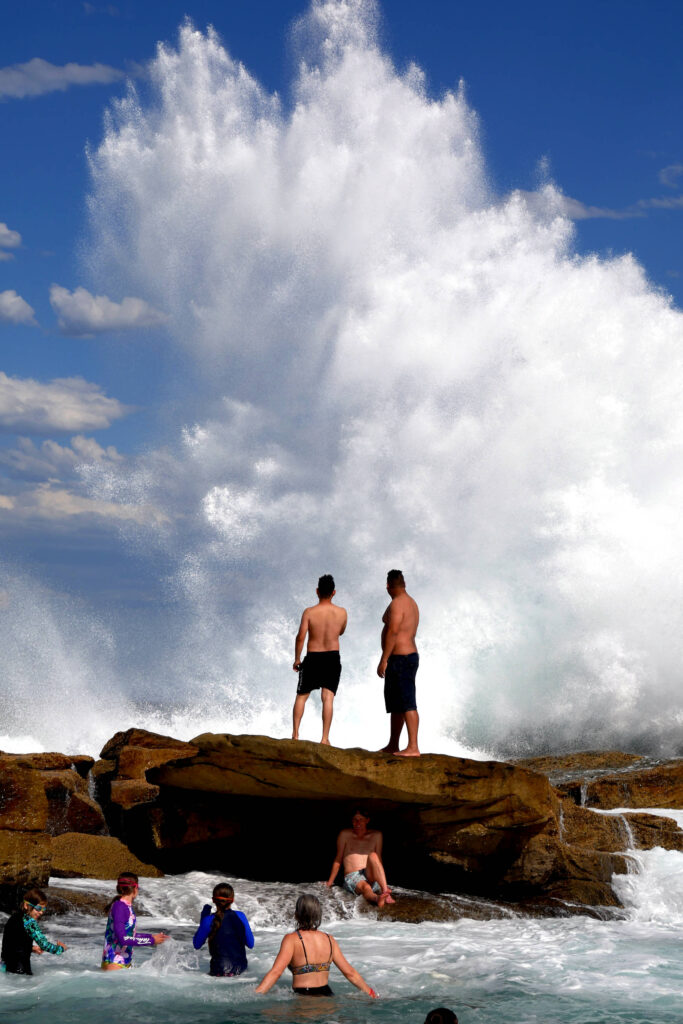 Spass im natürlichen Meeresschwimmbecken in Coogee Beach, Sydney