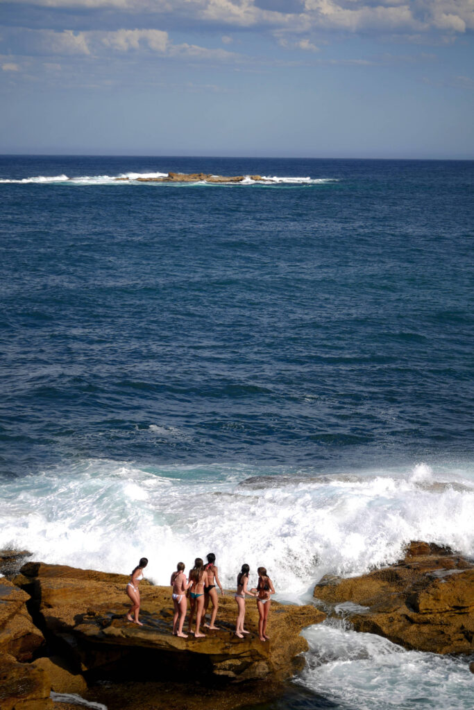 Spass im natürlichen Meeresschwimmbecken in Coogee Beach, Sydney