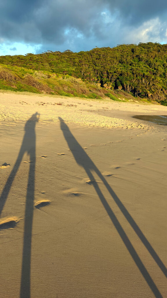 Strandspaziergang Elizabeth Beach bei Sonnenaufgang, Pacific Palms NSW