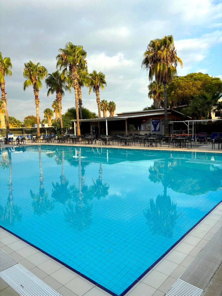 Swimmingpool und Poolbar im Hotel Süral Garden