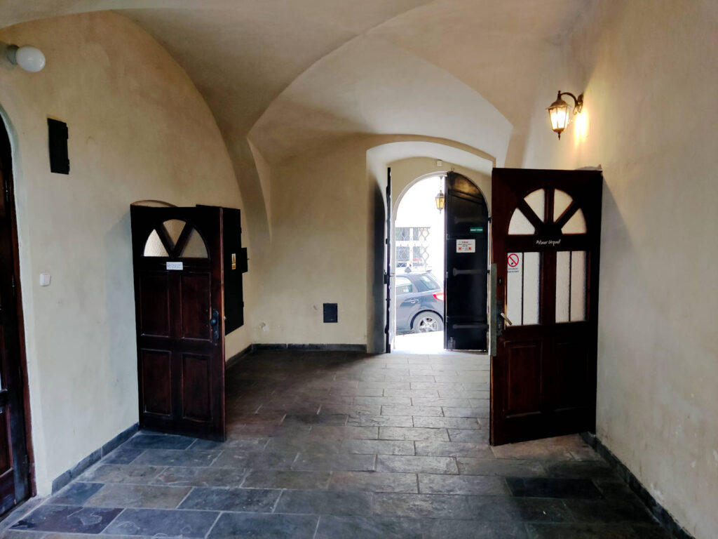 Eingang zur Bierkneipe U Hrocha in Prag