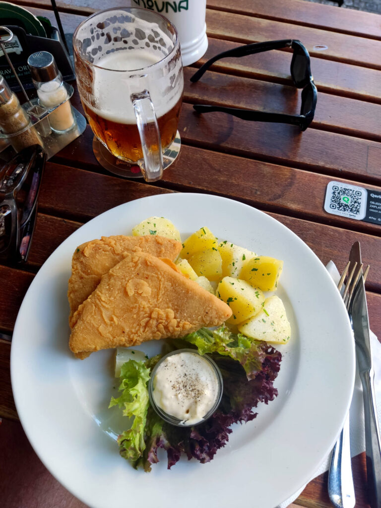 Gebackener Käse mit Kartoffeln und Bier bei Kolkovna Olympia Prag