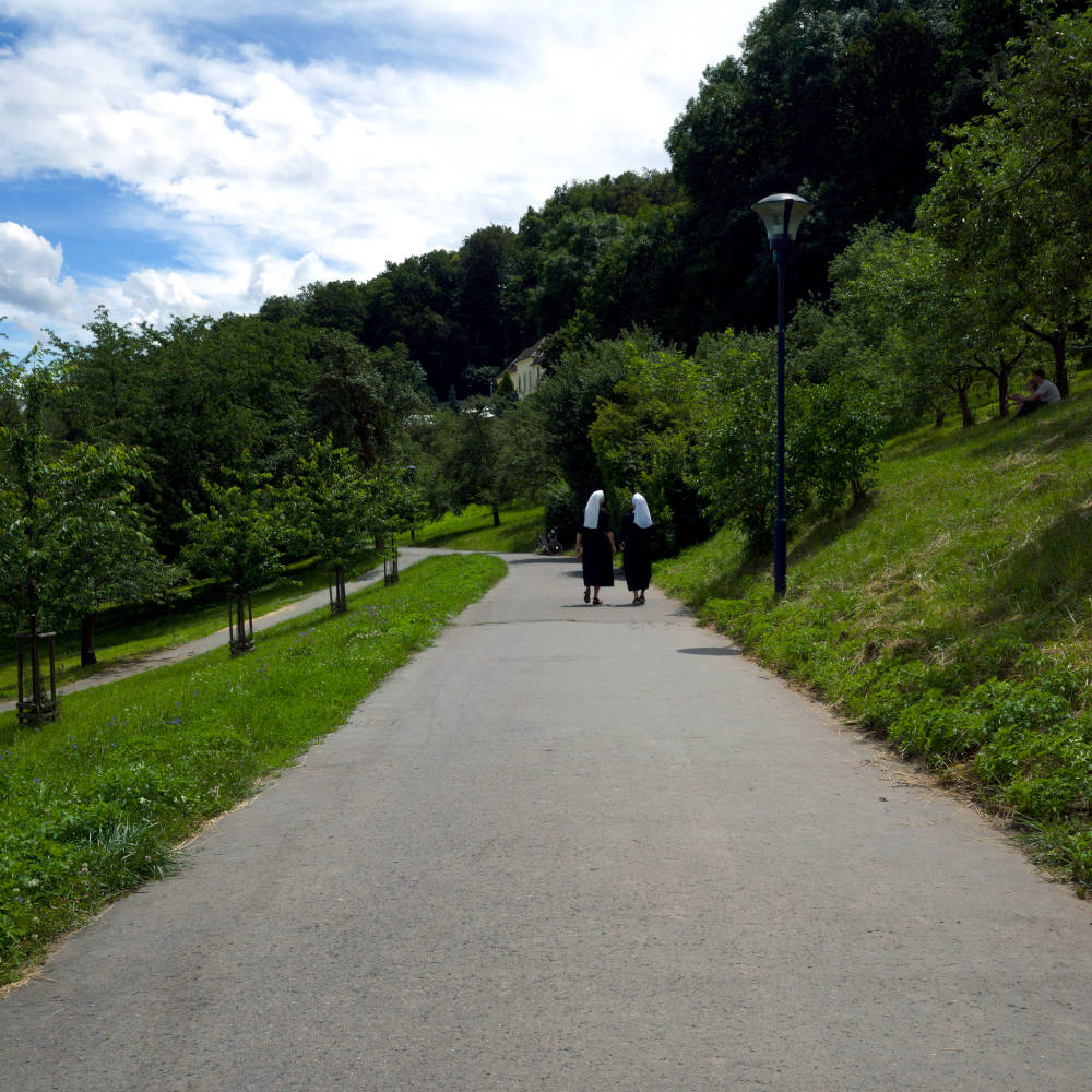 Zwei Nonnen spazieren auf dem Hügel Petrin in Prag