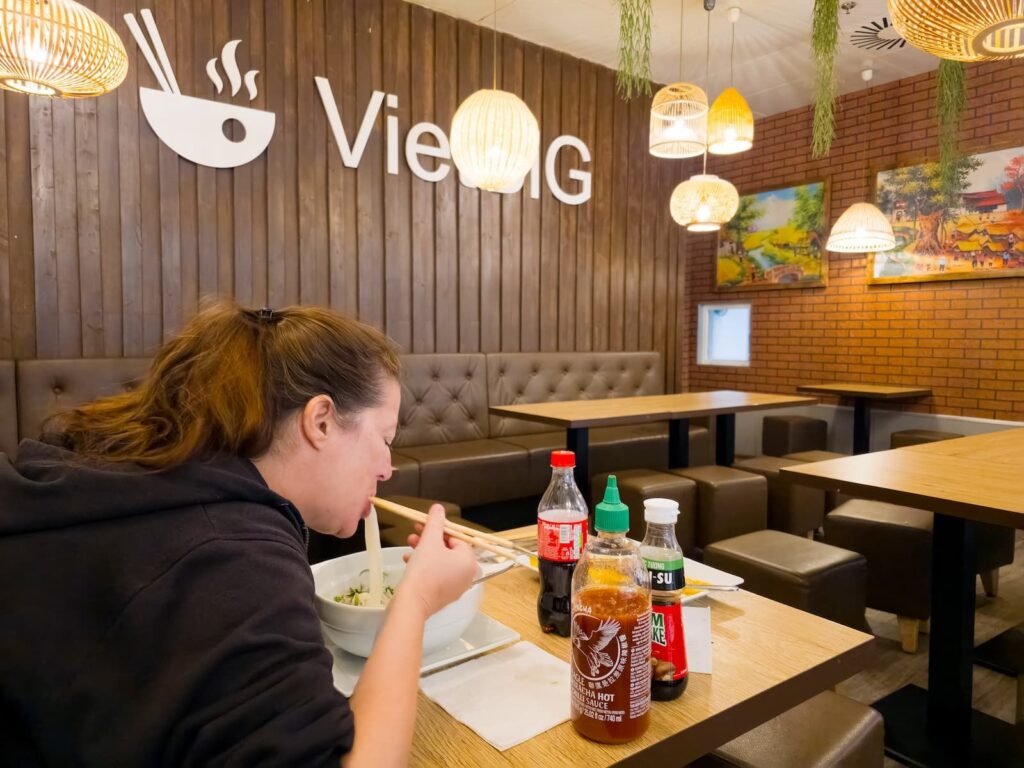Nicole Schwarzbier isst eine Pho Ga bei VietBiG Prachatice