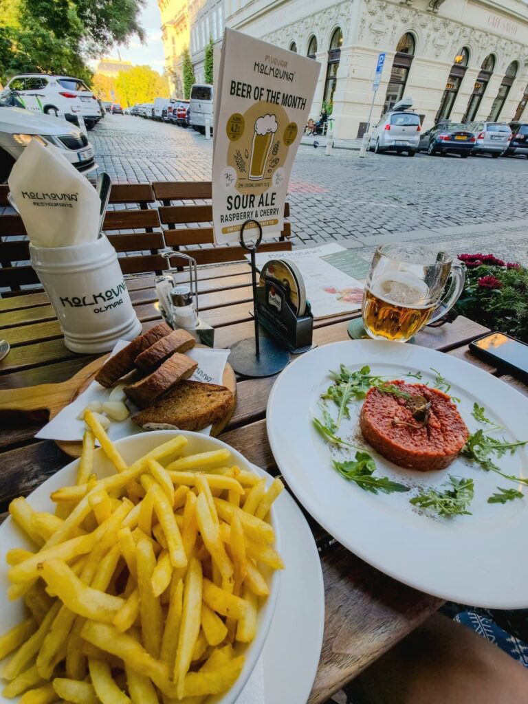 Beeftatar mit Pommes frites und Toast bei Kolkovna Olympia Prag