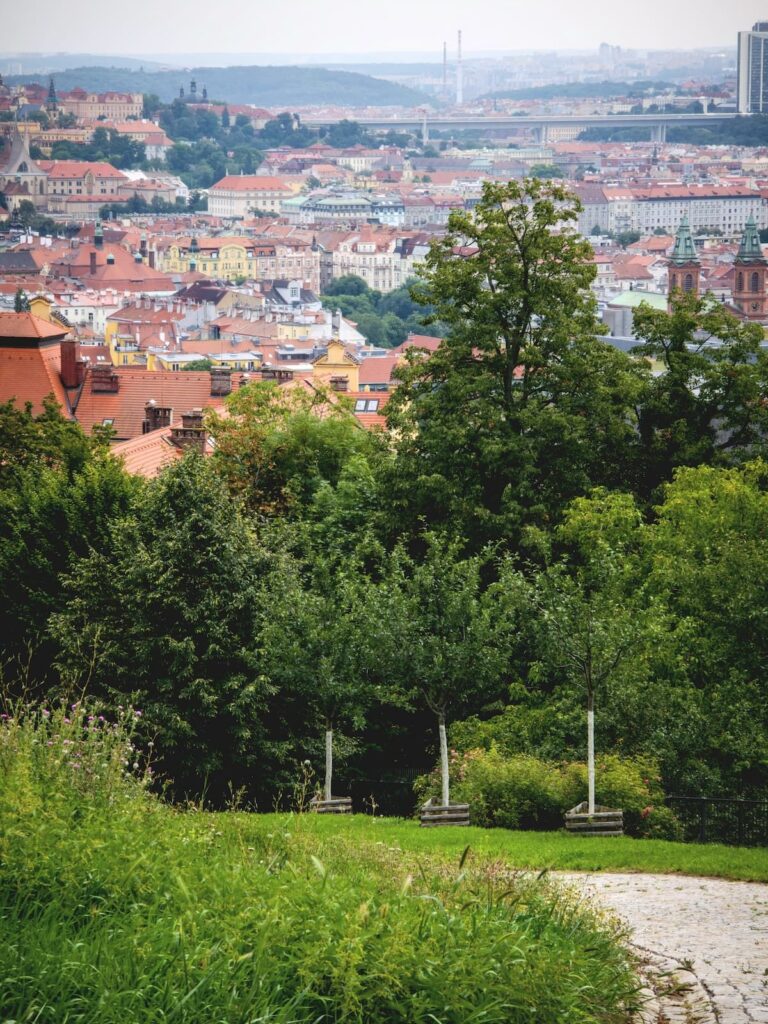 Blick von den Kinsky Gärten auf Stadtteil Smichov Prag