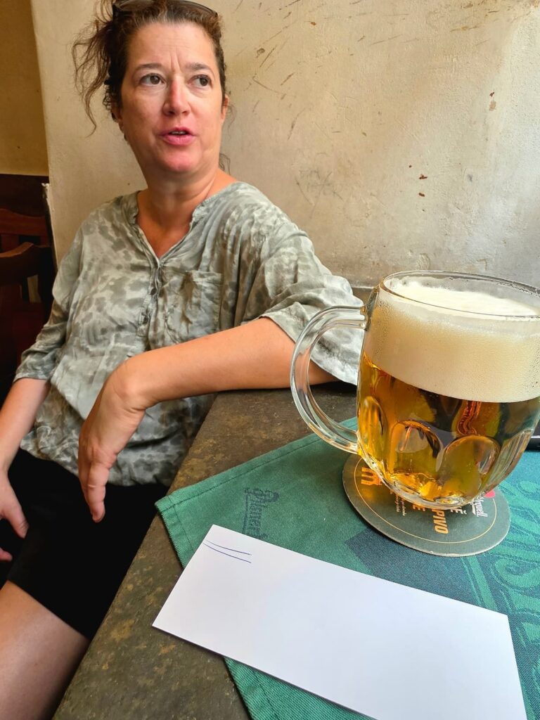 Nicole Schwarzbier beim zweiten Pilsner Urquell Bier im U Hrocha in Prag