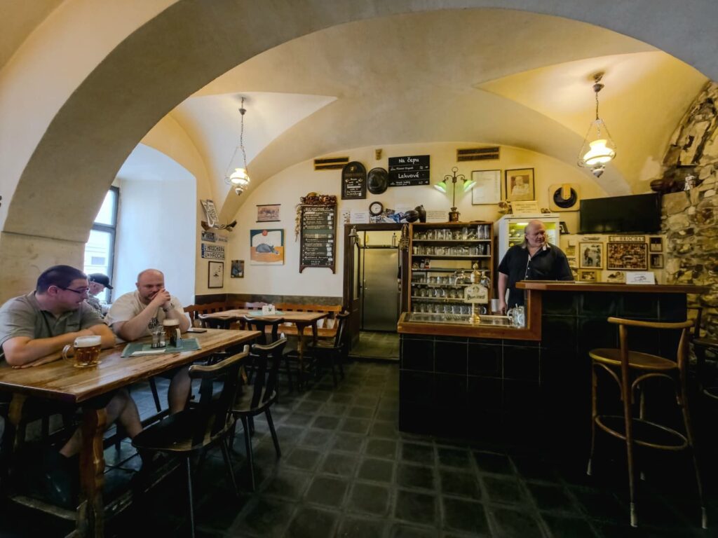 Blick auf den Schankraum und Schankwirt bei U Hrocha in Prag
