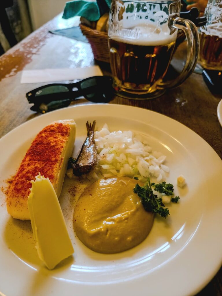 Bierkäse und Zutaten für den Aufstrich mit Leberkäse und Pilsner Urquell bei U Hrocha in Prag