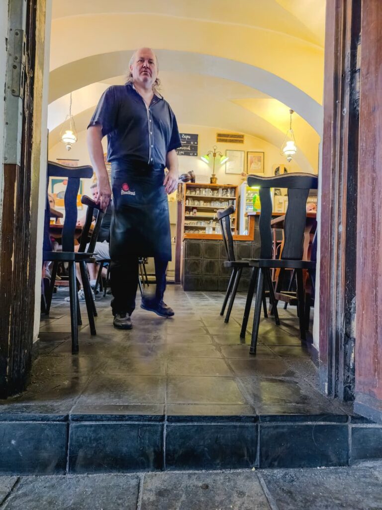 Der Altbekannte Schankwirt bei U Hrocha in Prag