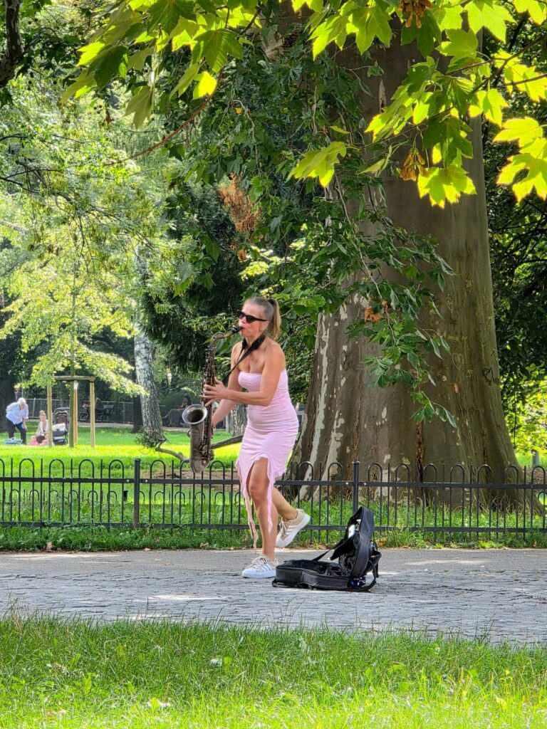 Saxophonspielerin auf der Kampa in Prag