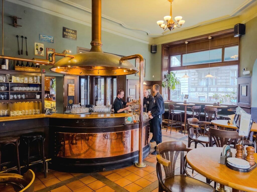 Schank im Kolkovna Olympia Prag