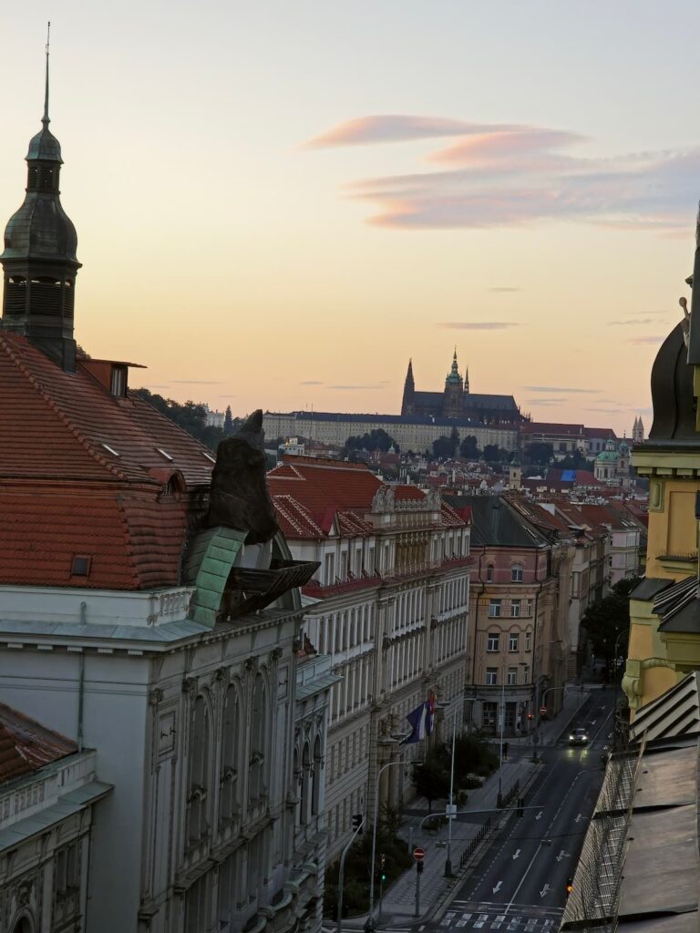 Blick vom Balkon auf die Prager Burg bei Abenddämmerung