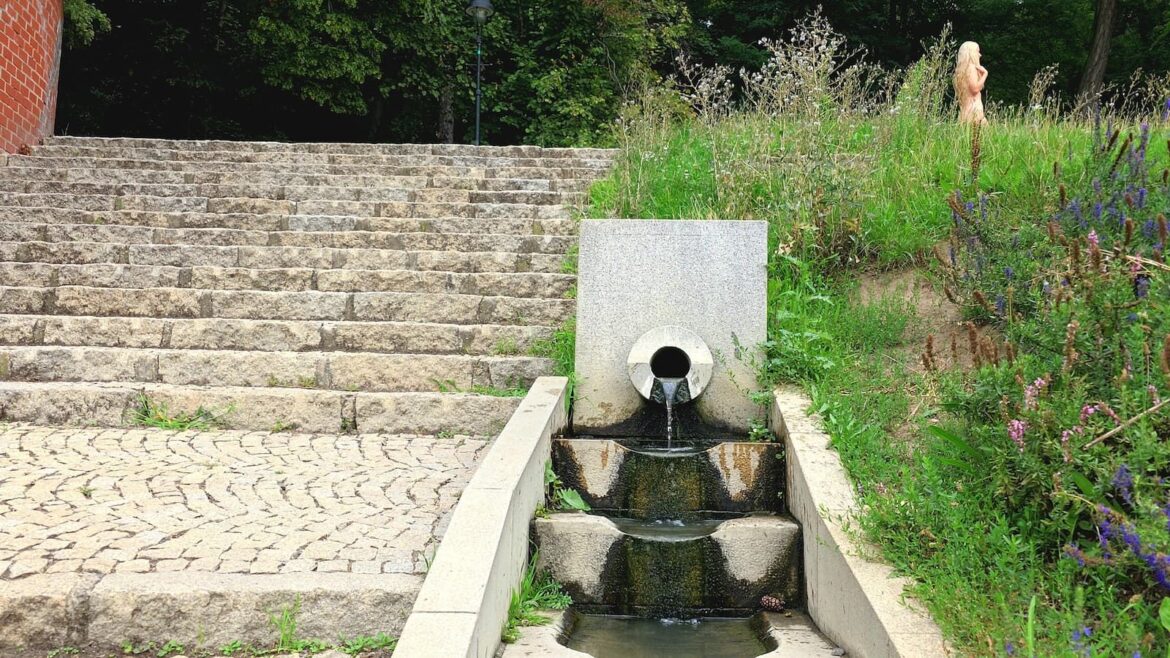 Eine nackte Fee in den Gärten von Kinsky Prag