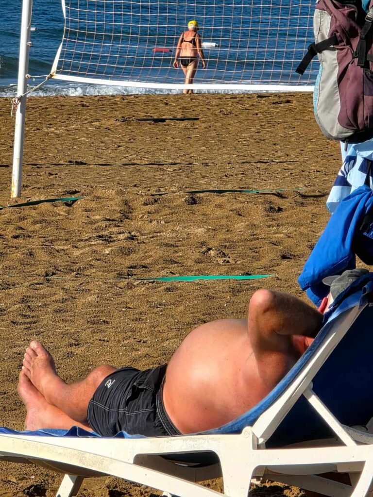 Voller Bauch am Strand von Süral Garden.