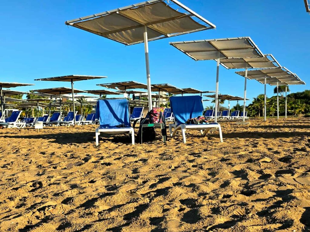 Leerer Strand am Süral Strand.