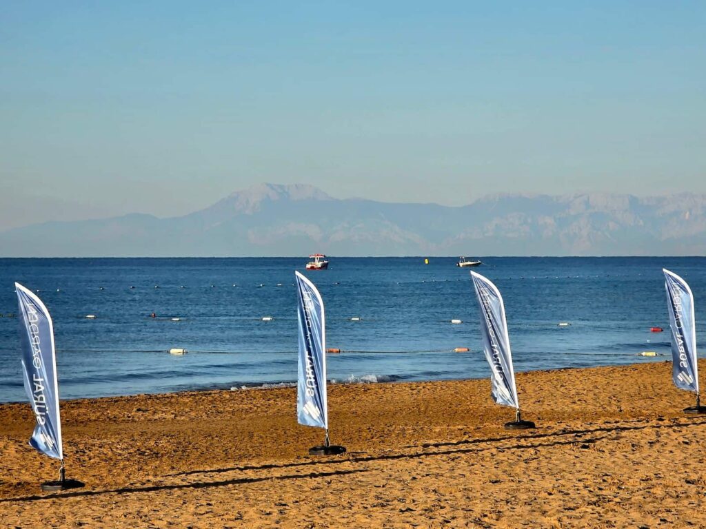 Der Strand von Süral Garden Hotel mit Blick auf das Gebirge bei Antalya.