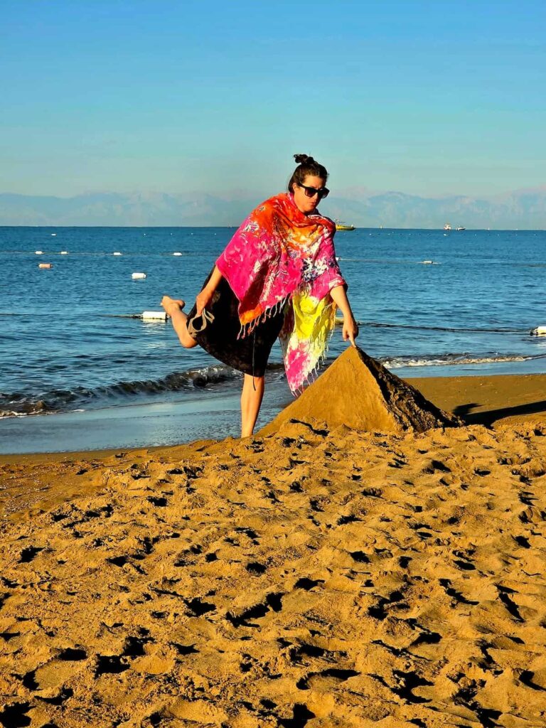 Nicole Schwarzbier über der Pyramide am Strand von Süral Garden Hotel.
