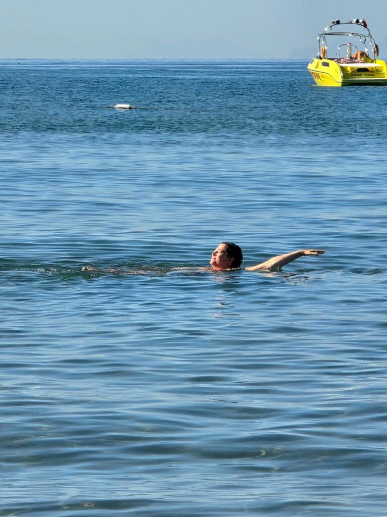 Nicole Schwarzbier hat Spaß beim Schwimmen im blauen Meer in der Türkischen Riviera.