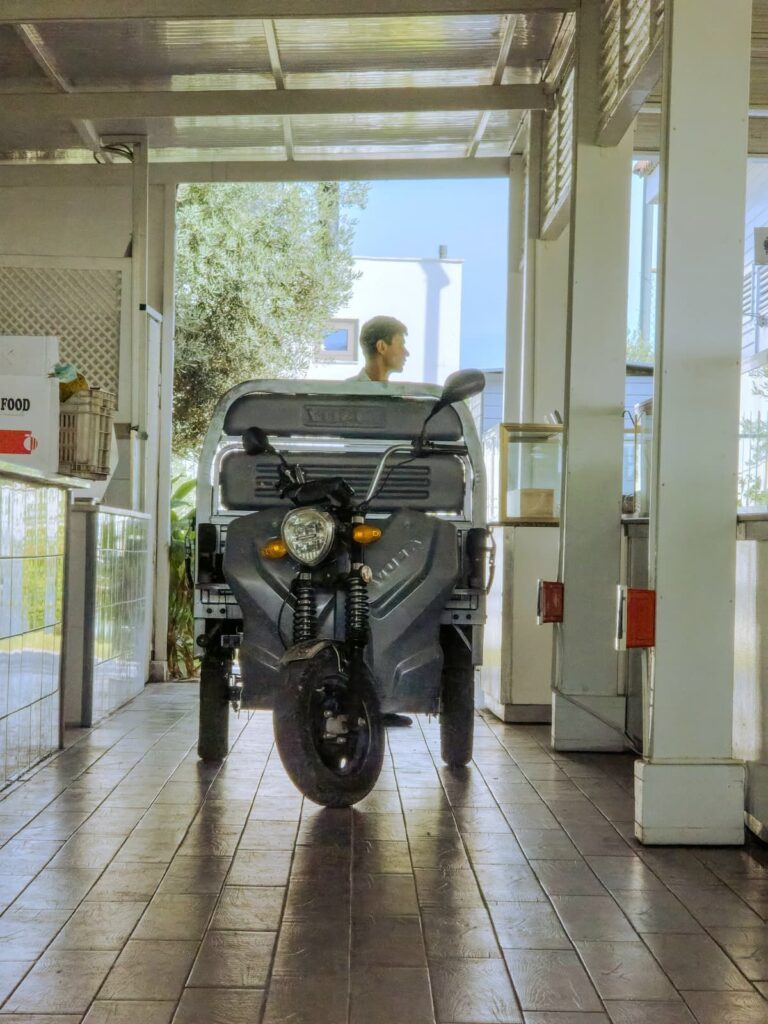 Liefermoped im Süral Garden Pavillon beim Strand.