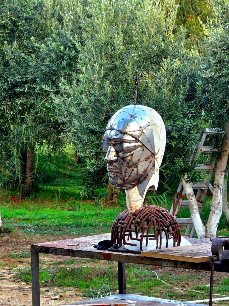 Kopf aus Plech am internationalen Süral Skulptur Symposium 2025.