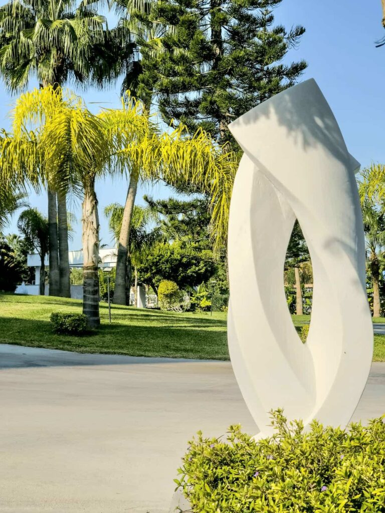 Skulptur in der Einfahrt von Süral Saray Hotel.