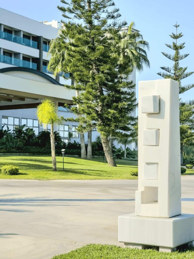 Skulptur in der Einfahrt von Süral Saray.