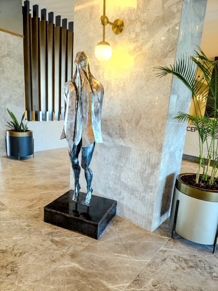 Skulptur Körper in der Lobby von Süral Saray Hotel.